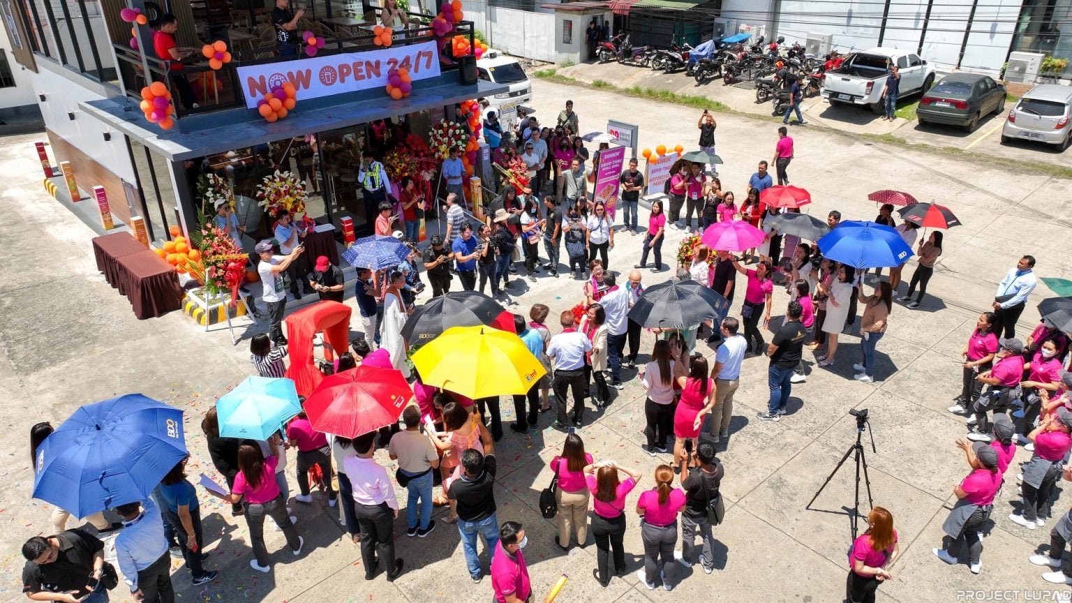 Aerial view of the crowd at the Dunkin’ Drive-Thru opening in Cagayan de Oro