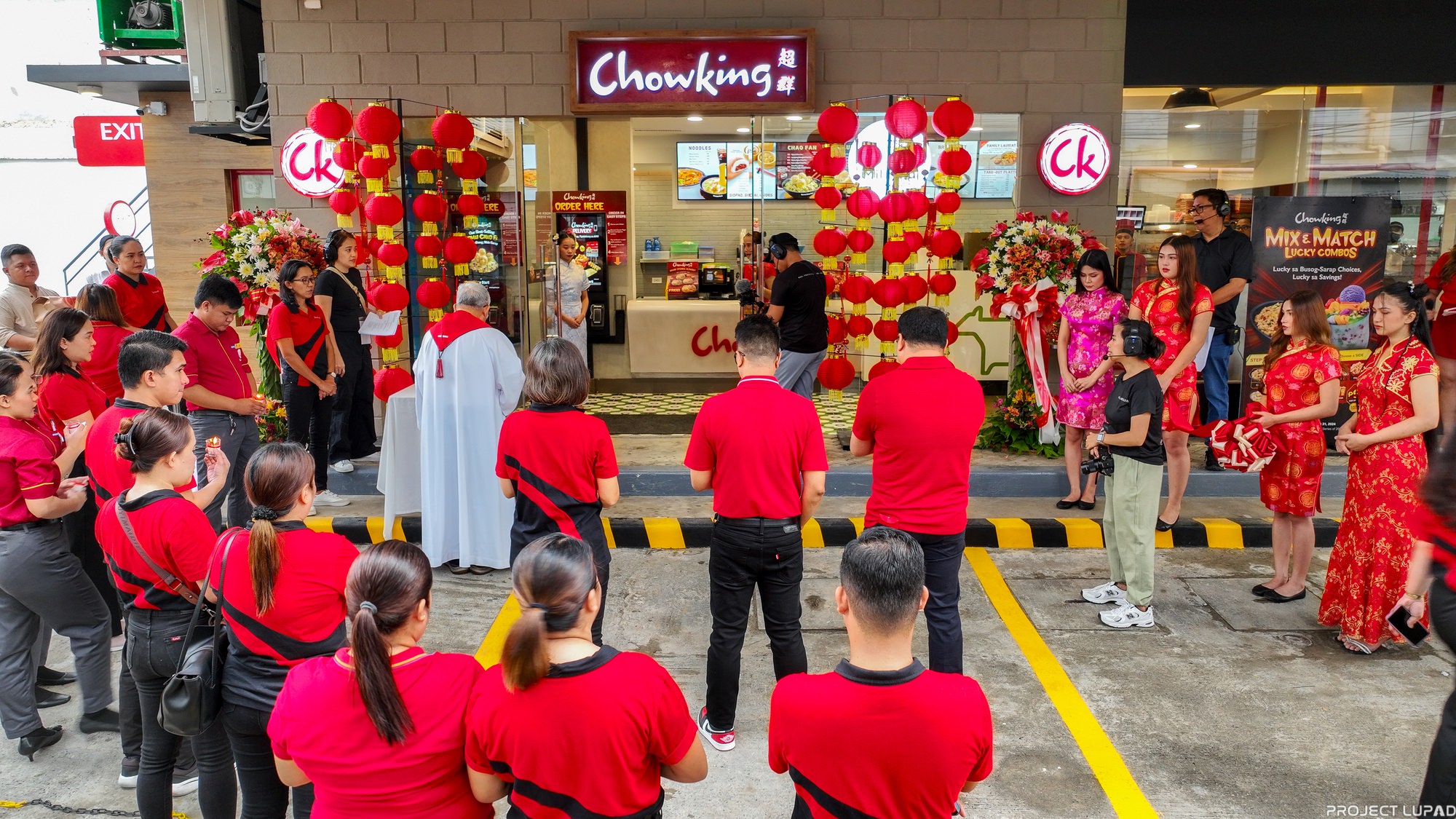 The Chowking team at the Gusa reopening