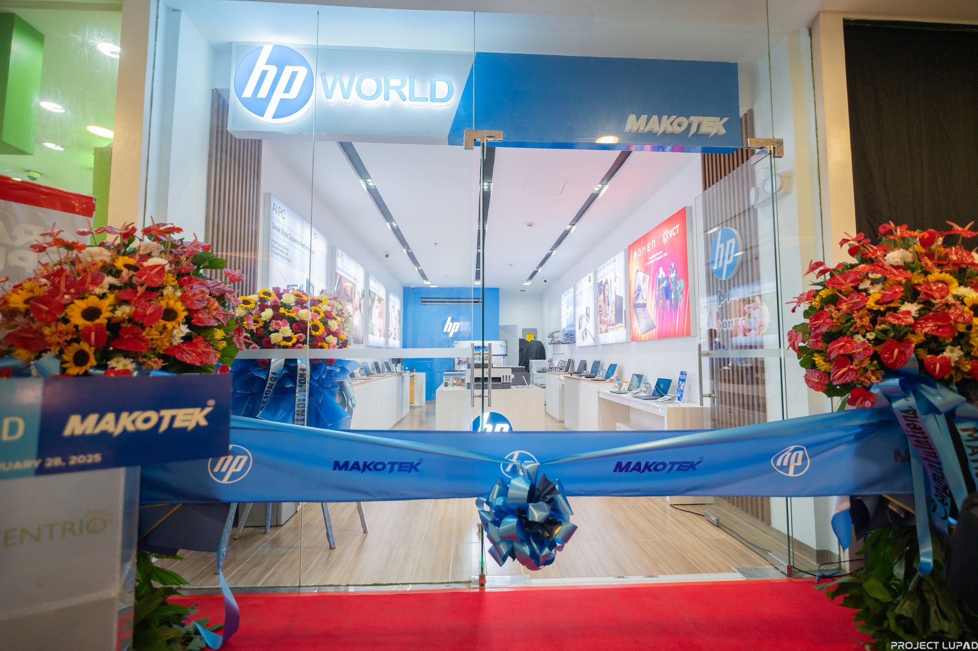 Ribbon cutting at the HP World Concept Store in Cagayan de Oro