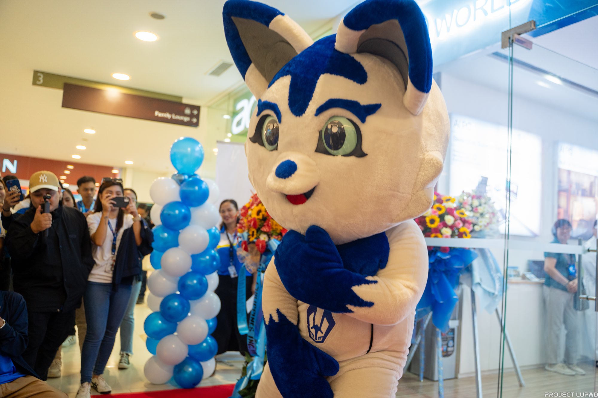The store mascot with guests at the HP Concept Store