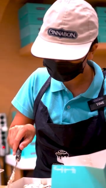 A Cinnabon team member preparing Minichocobons