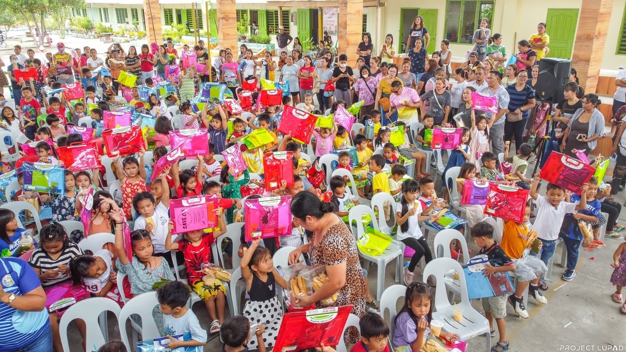 Crowds at the Paying It Forward booth in General Santos