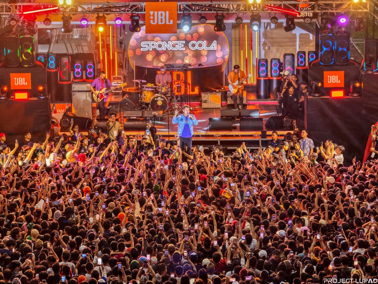 Sponge Cola performing for the crowd in Cagayan de Oro