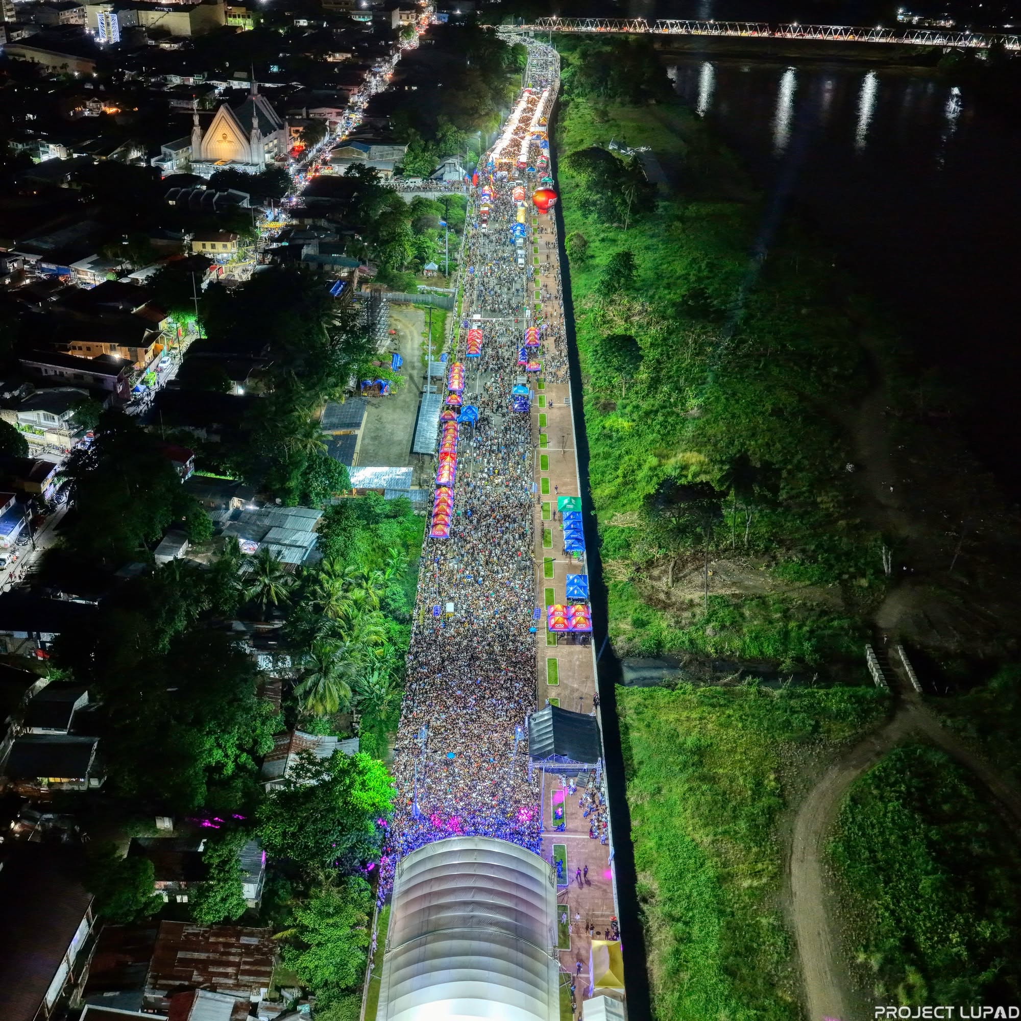 The crowd along Rio de Oro Boulevard from the air