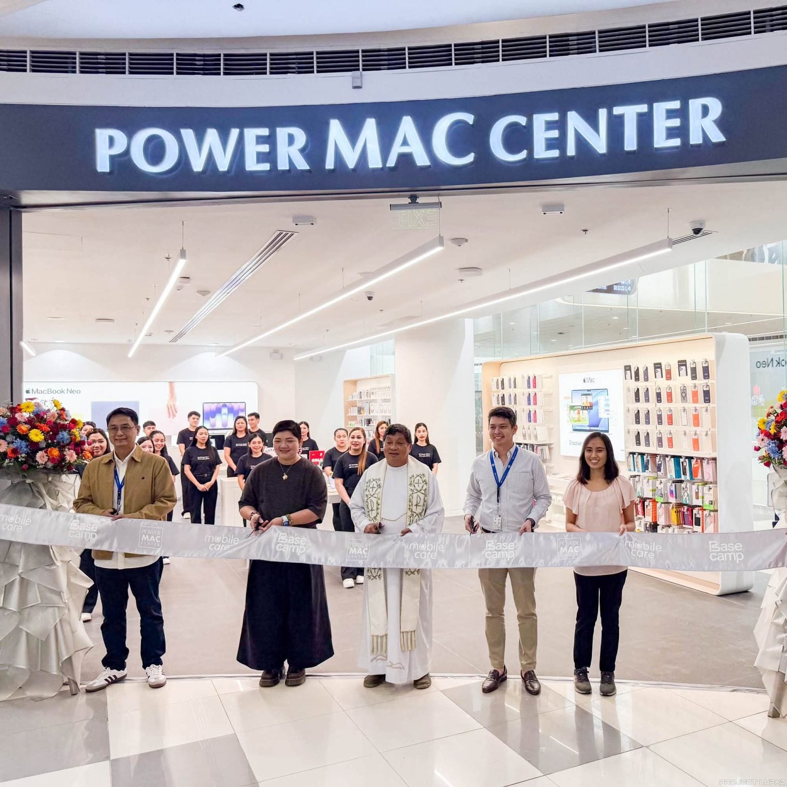Crowd at the opening of the first Apple Premium Partner store in CDO